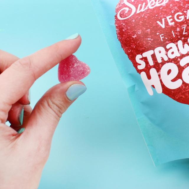 Sweet Lounge Vegan Fizzy Strawberry Hearts   130g GOODS M&S   