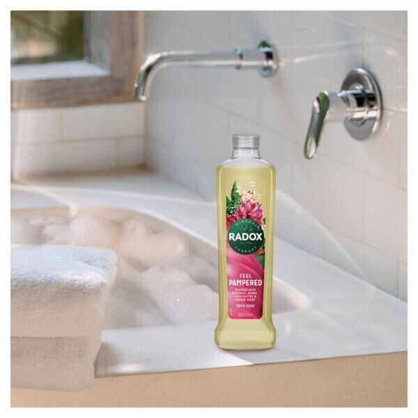 Radox Mineral Therapy feel pampered bath soak 500ml