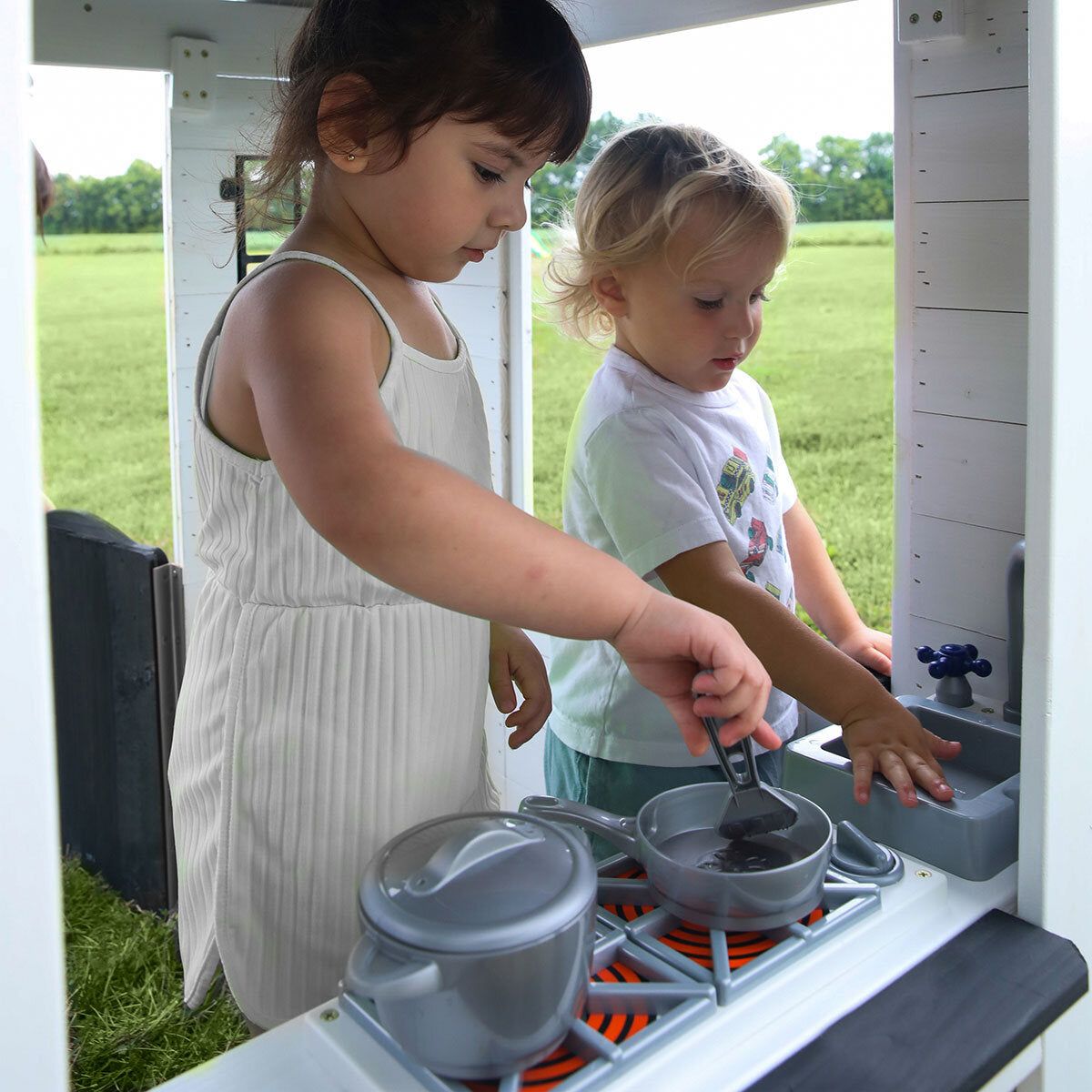 Backyard Discovery White Sweetwater Playhouse (2-10 Years) - McGrocer