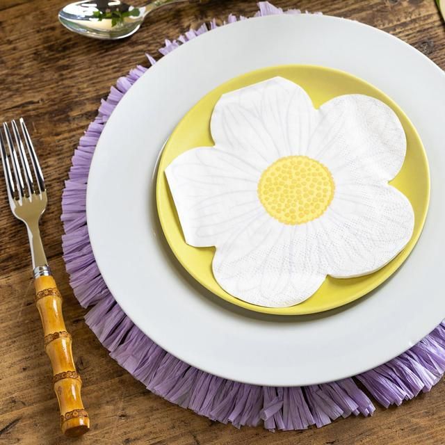 Daisy Shaped Paper Party Napkins   20 per pack