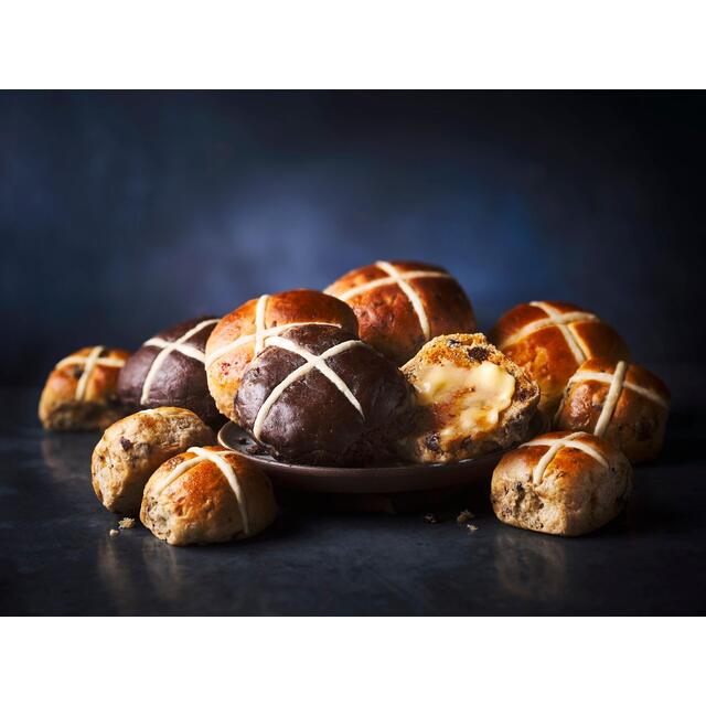 M&S Bramley Apple Hot Cross Buns   4 per pack