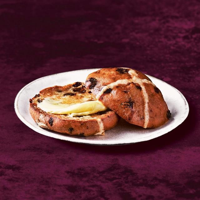 M&amp;amp;S Made Without Hot Cross Buns   4 per pack